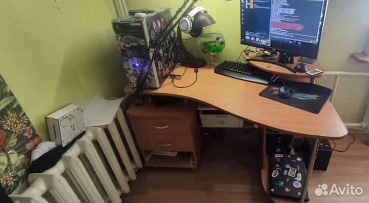 Компьютерный письменный стол