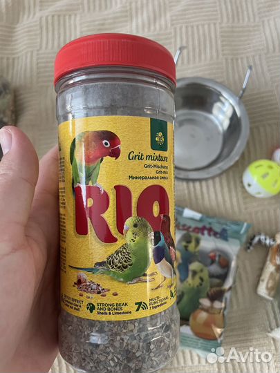 Игрушки, кормушка, жердочки, копошилка для попугая