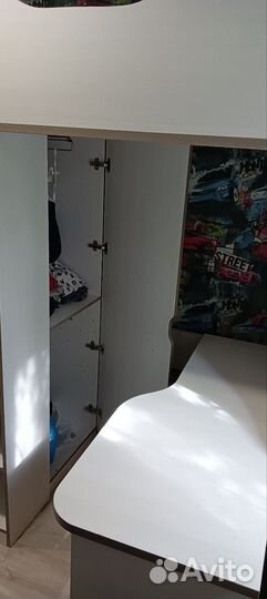 Детская кровать чердак со столом и шкафом