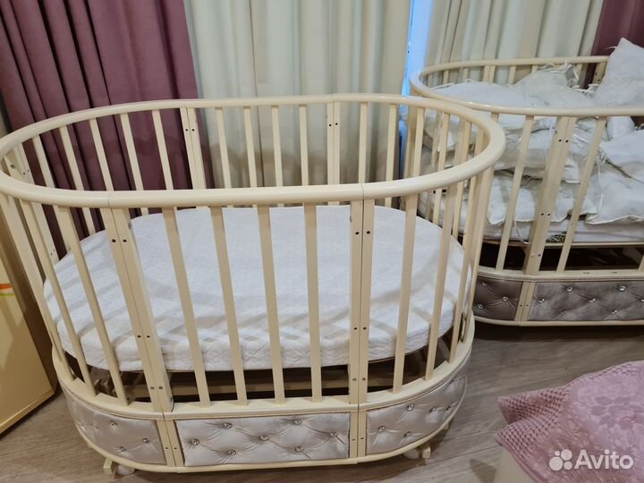 Детская кроватка с маятником