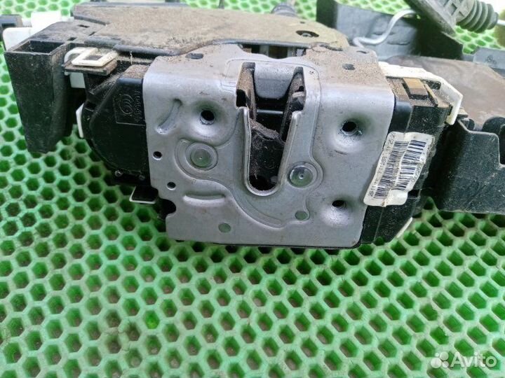 Замок двери передний правый Mercedes-Benz C-Class