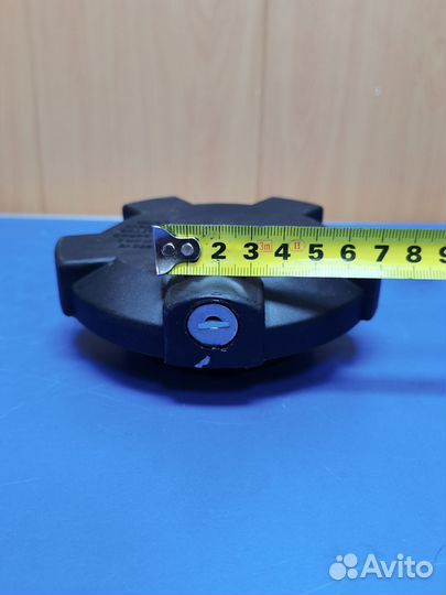 Крышка бака топливного пластик с ключами