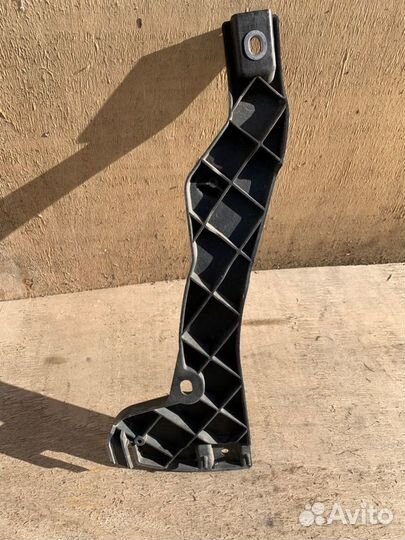 Кронштейн переднего бампера Audi A4 B7