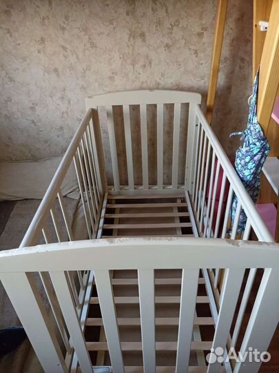 Кровать детская с маятником