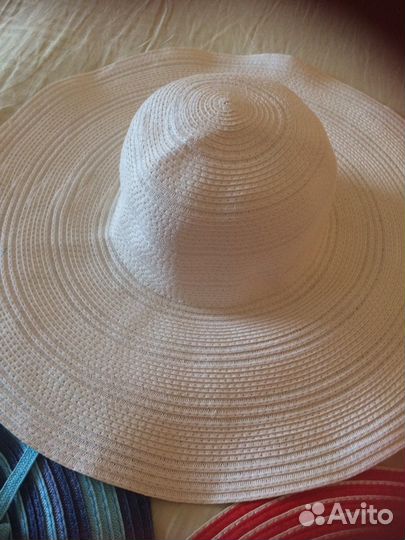 Много летних шляп