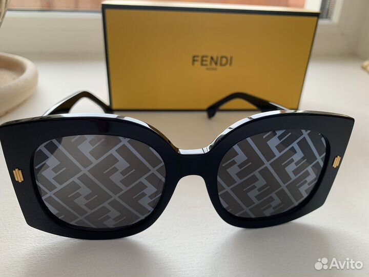 Солнцезащитные очки женские fendi