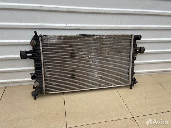 Радиатор охлаждения Opel Astra H