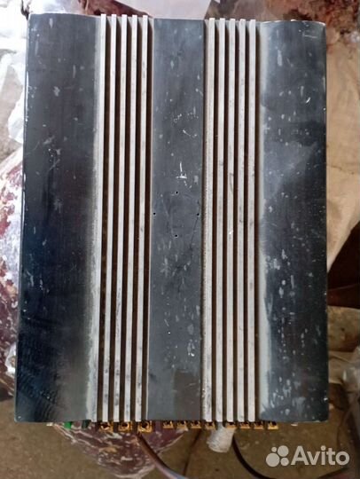 Автомобильный усилитель для сабвуфера