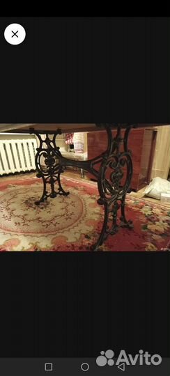 Стол на чугунном основании