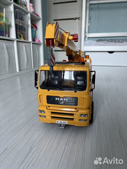Подъемный кран Bruder MAN