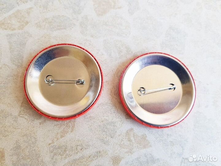 Значки литературные писатели Пратчетт и Довлатов