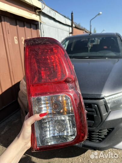 Правый фонарь оригинал toyota hilux