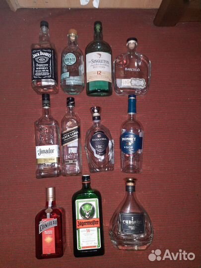 Пустые бутылки из под алкоголя