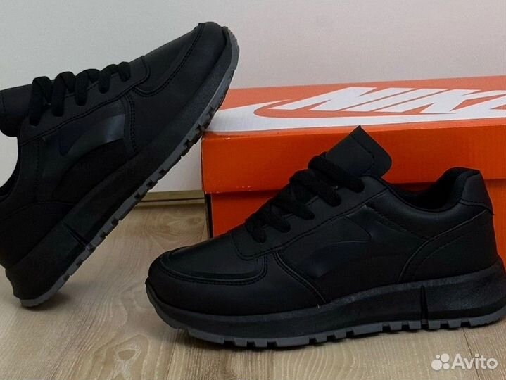 Кроссовки женские черные