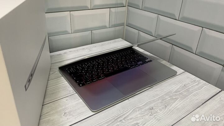 MacBook Air 13“ 2020 — M1, 16/512, 1 цикл