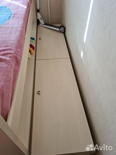 Двухъярусная кровать со столом и с лестницей