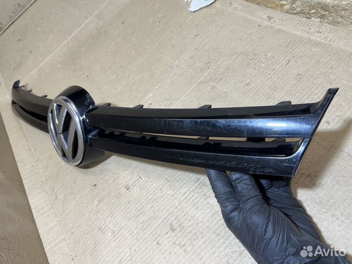 Черная глянцевая вставка решетки радиатора Гольф 6