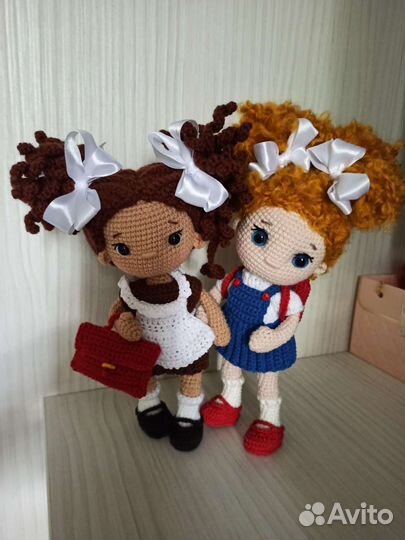 Кукла школьница-первоклассница вязаная