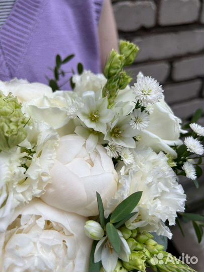 Раскидистый букет невесты в бело-зелёной гамме