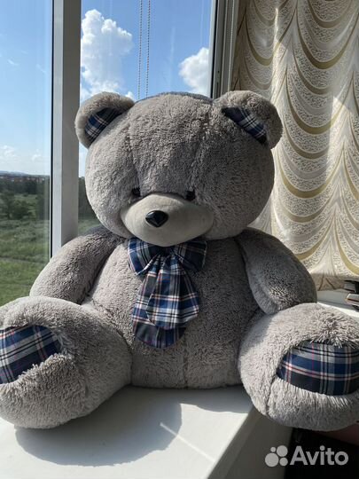 Большой плюшевый медведь