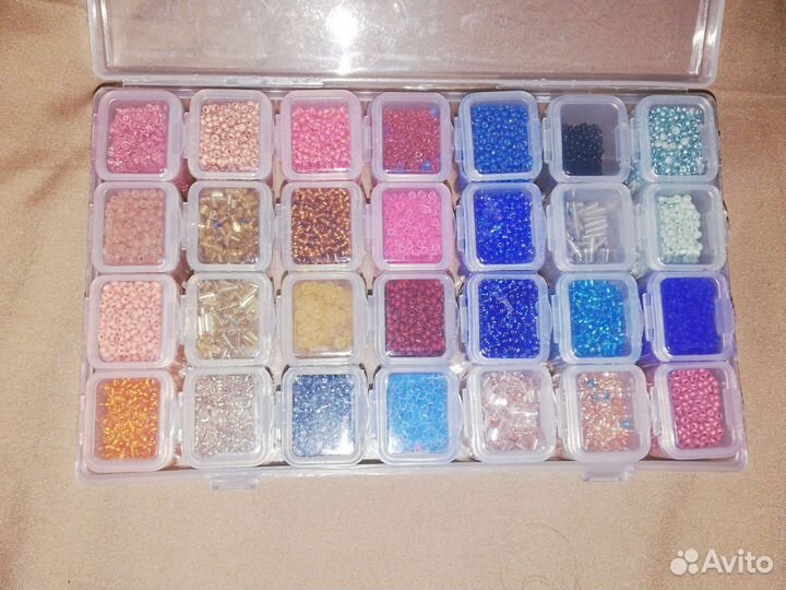 Бисер в контейнере