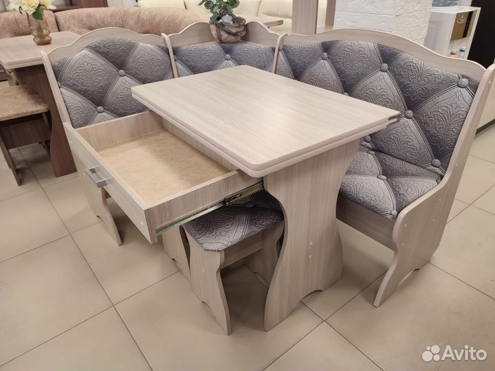 Кухонный уголок со столом и стульями