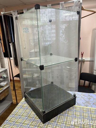 Стелаж стеклянный куб