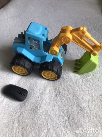 Игрушка синий трактор