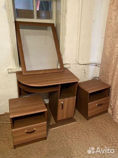 Столик с двумя тумбами и зеркалом