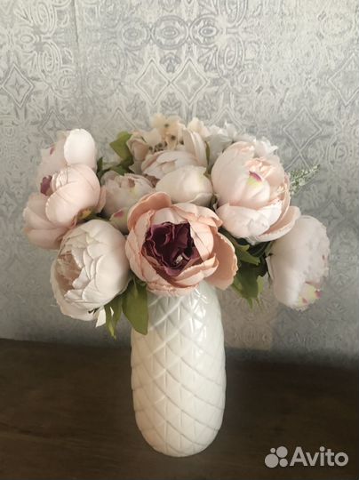 Ваза с искусственными цветами