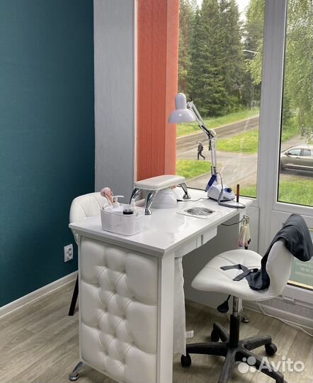 Маникюрный стол с вытяжкой