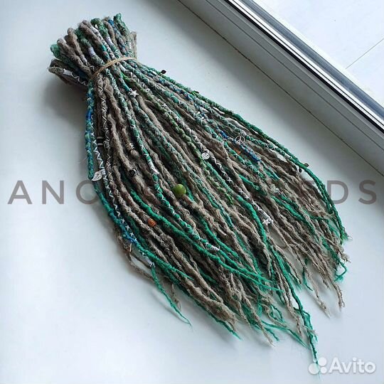 Д.Е. дреды и короткие Д.Е. косы