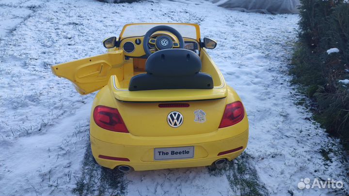 Электромобиль Volkswagen Beetle, цвет желтый