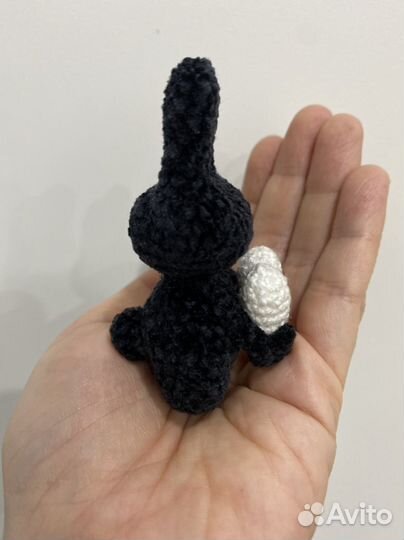 Вязаный чёрный зайка с сердцем. И розовый заяц