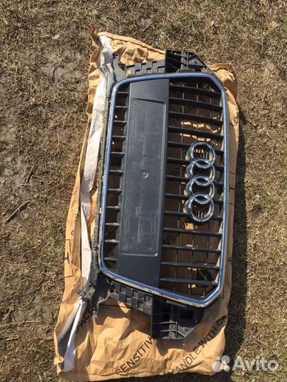 Решетка радиатора Audi Q3 8U0853653H