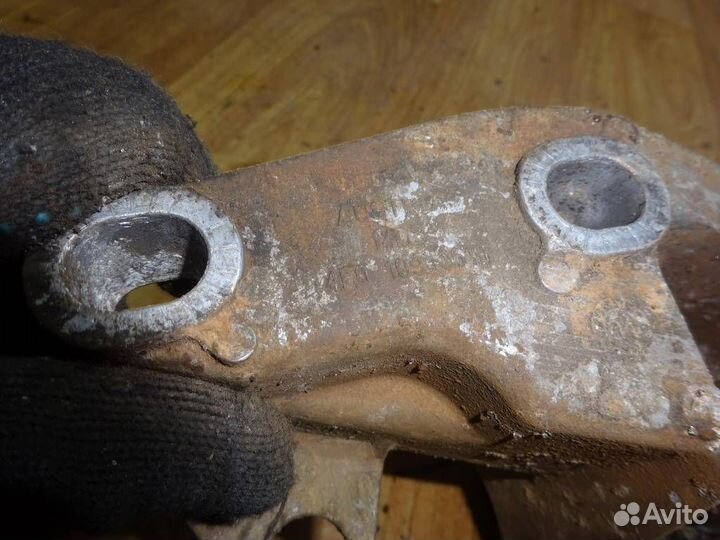 Кронштейн двигателя левый Audi A6 C6,4F 2004-20