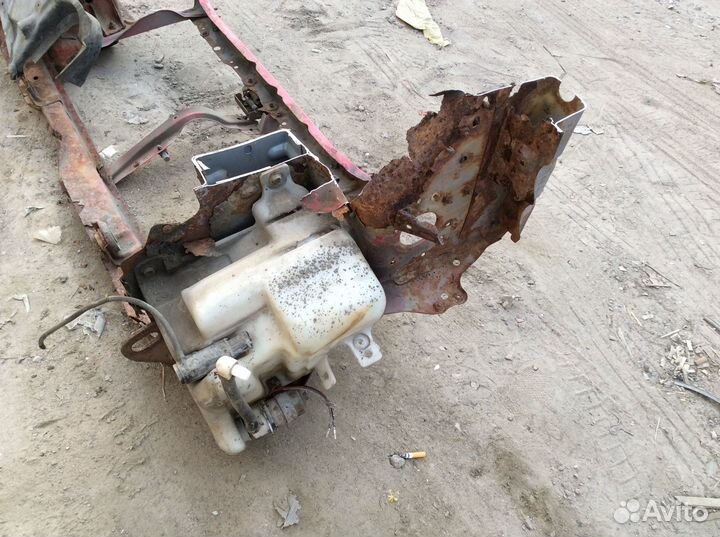 Форсунки омывателя фар и бачок Mazda 323 BJ 6 рест