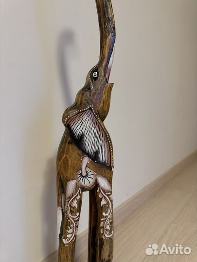 Деревянная статуэтка слон