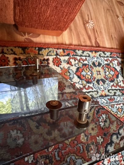 Стеклянная полка под телевизор