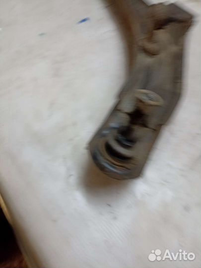 Передний нижний правый рычаг nissan sunny b14