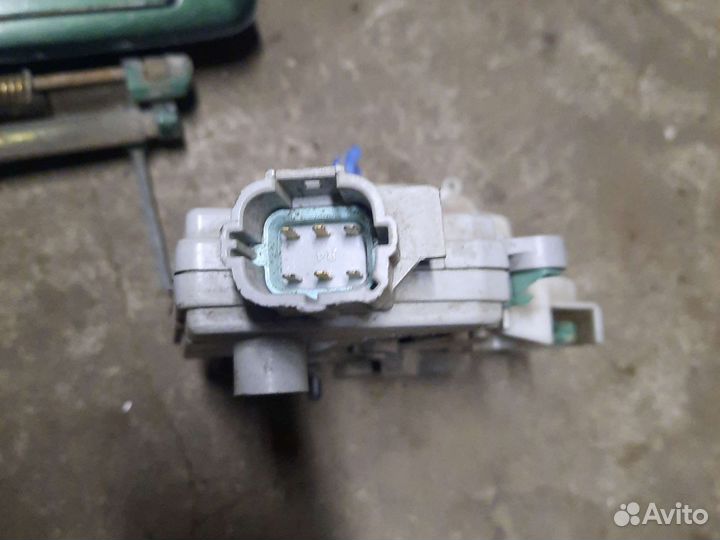 Замок двери nissan primera p11