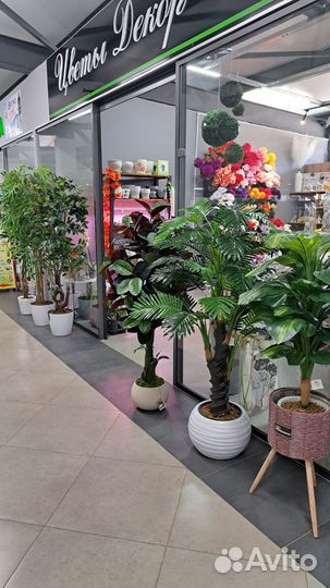 Искусственное дерево в горшке