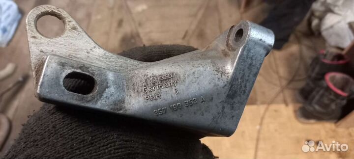 Кронштейны опоры кпп Пассат Б3