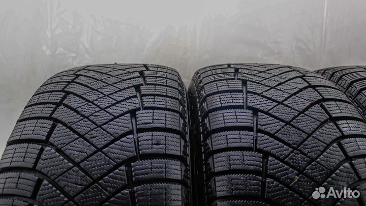Pirelli Ice Zero FR 215/55 R17 98H