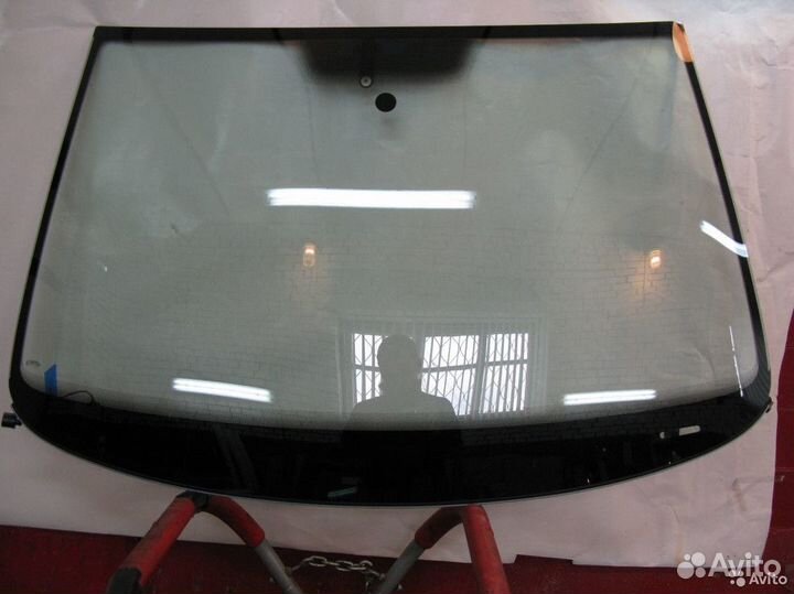 Заднее стекло Шкода Рапид