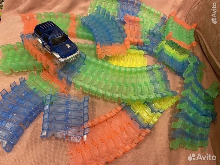 Конструктор-дорога и машинка для него