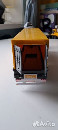 Грузовик со светом и звуком инерционный