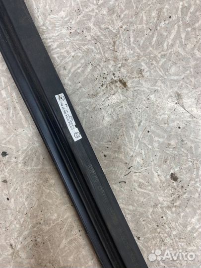 Уплотнитель стекла Mercedes Ml W164 перед правый