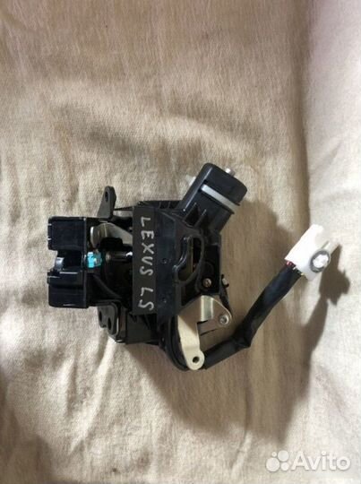 Замок крышки багажника Lexus Ls400