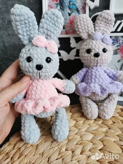 Игрушка Зайка/зайчик вязаный из плюшевой пряжи